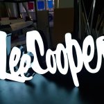 litery świecące logo Lee Cooper